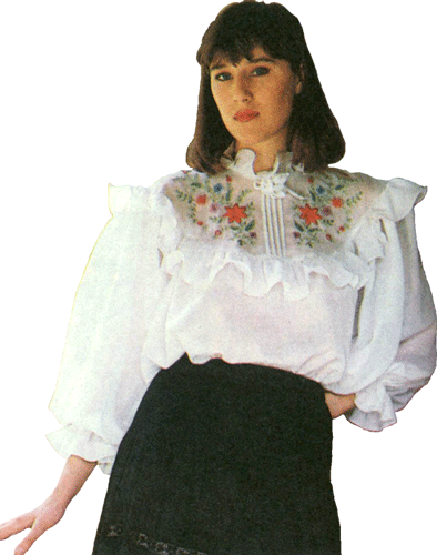 Блузка с вышитой кокеткой (увеличение